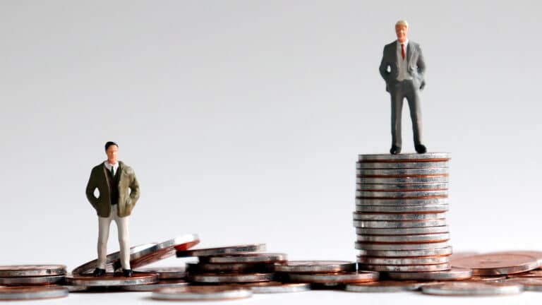 Разницу в зарплатах начальства и рядовых сотрудников хотят уменьшить в Казахстане