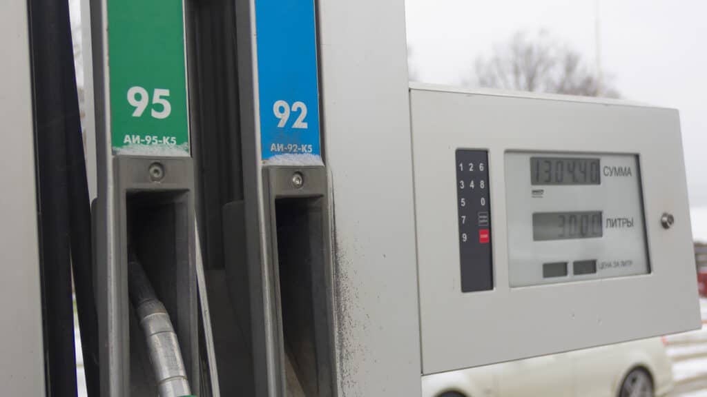 Эксперт объяснил, какой бензин лучше заливать зимой — АИ-92 или АИ-95