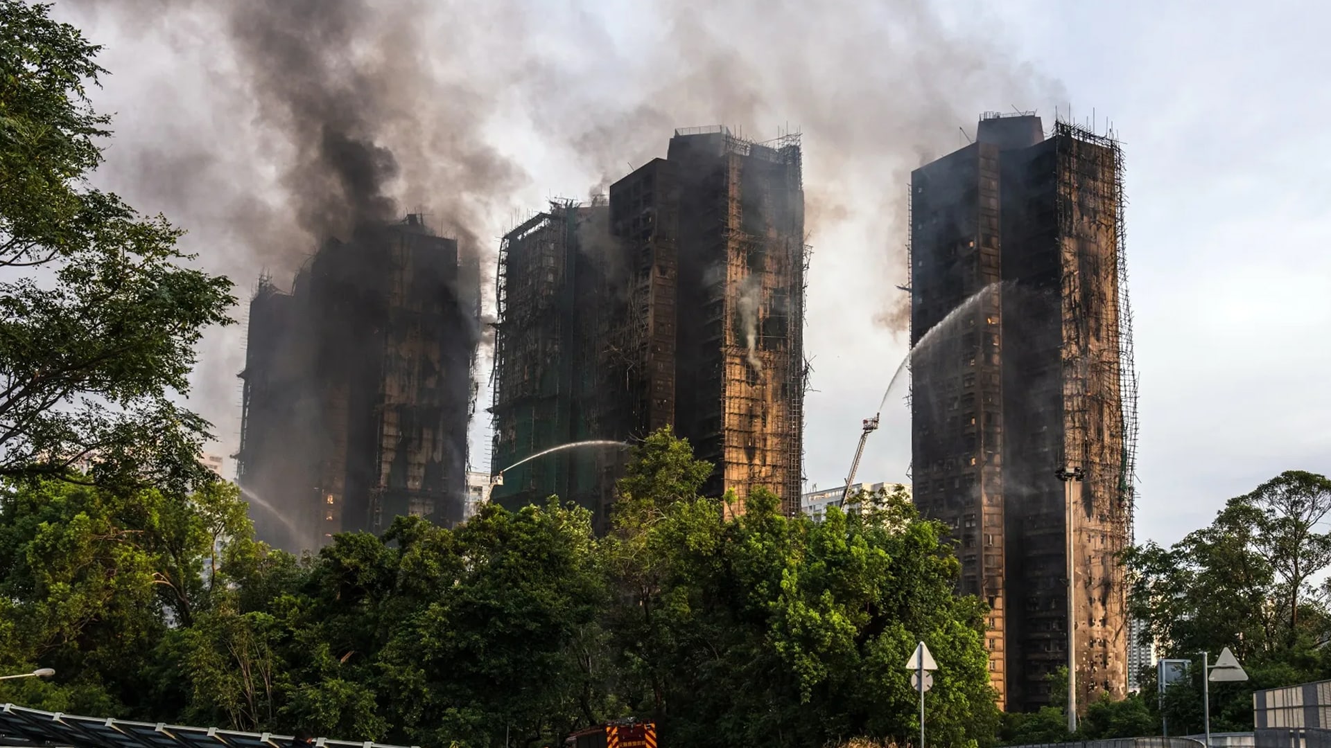 Масштабный пожар превратил жилой комплекс в Гонконге в руины