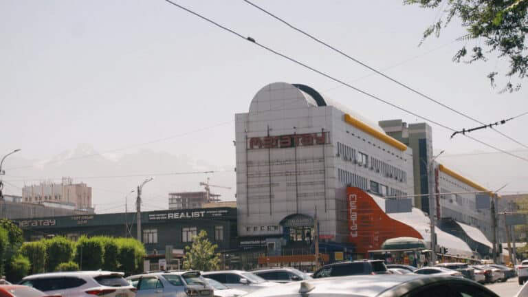 Алматинцы скорбят по историческому облику Дома быта «Асем» у Зеленого базара