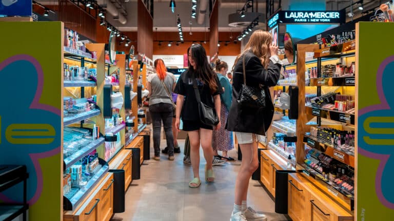 Казахстанцы тратят на косметику и парфюмерию в разы меньше, чем россияне и арабы