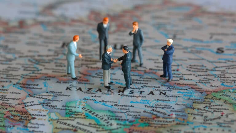 Зарплаты свыше 430 тыс. тенге получает только четверть казахстанцев: где они работают