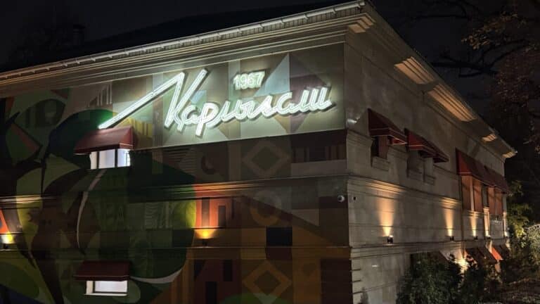 В легендарном кафе «Карлыгаш» обновили интерьеры, а в меню появилась икра