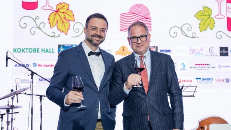 Французские дипломаты провели в Алматы праздник молодого вина Beaujolais Nouveau