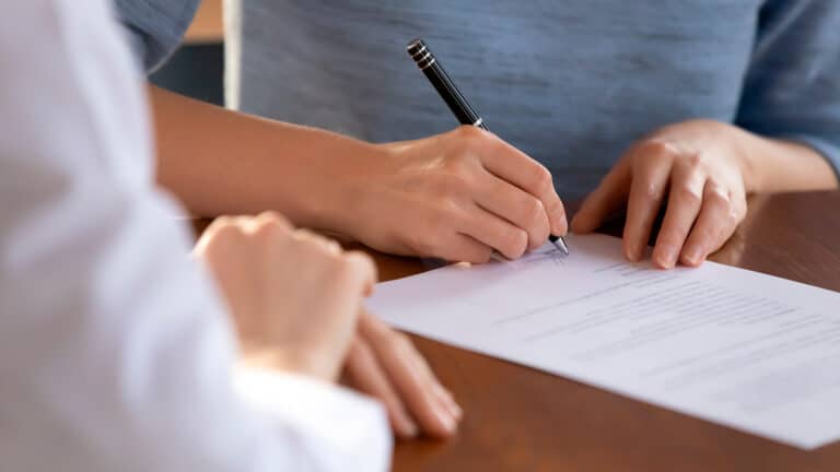 Когда ГПХ надо будет менять на трудовой договор, пояснили в Минтруда