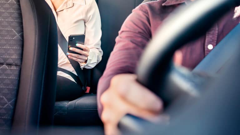 Таксист за донаты от подписчиков развозит бесплатно людей в Павлодаре