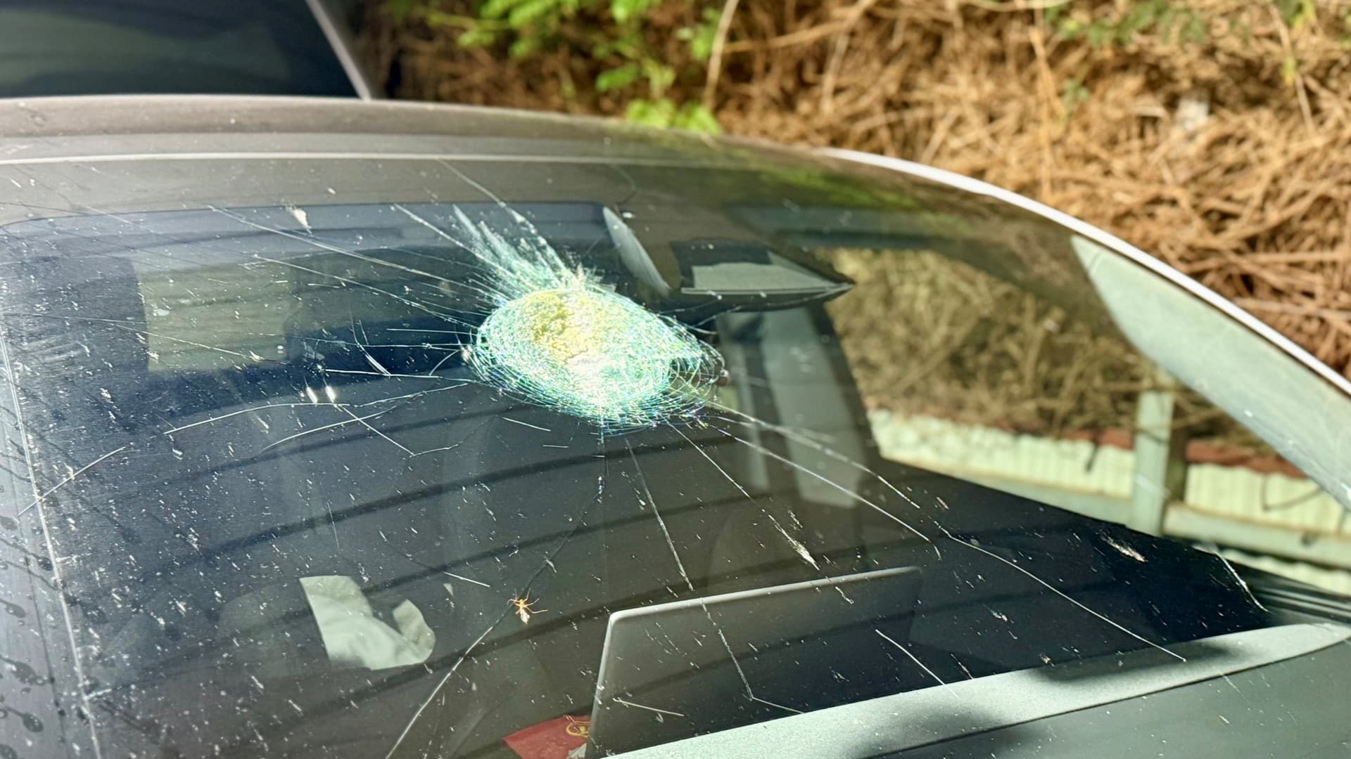 Метеорит влетел в лобовое стекло Tesla прямо на ходу