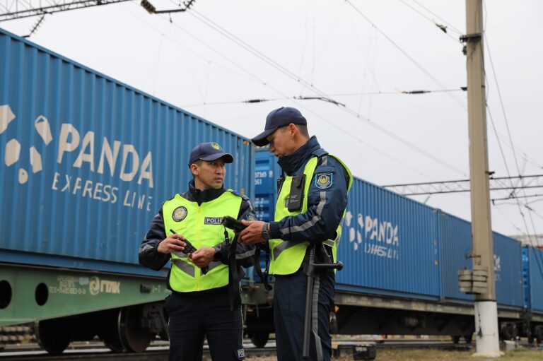 Трое детей проехали на грузовом поезде из Астаны