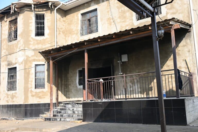 Қоршалған үй, күйген терезе: Жетісайдағы өрт болған жерден фоторепортаж