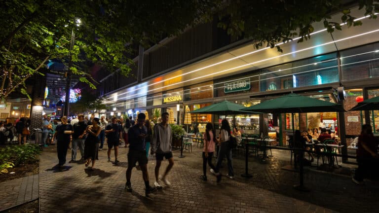 В Кыргызстане все закрывают в 22.00 и пользователи шутят о рейсах в Алматы на тусовки