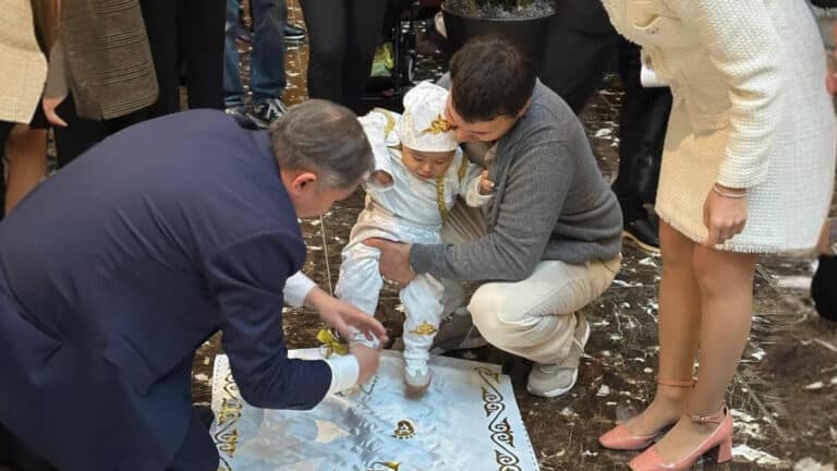 Саясат Нурбек разрезал путы ребенку в Вашингтоне