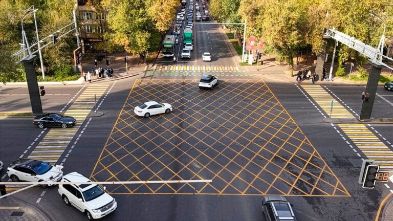 В Алматы начнут выписывать штрафы за выезд на «вафельную» разметку