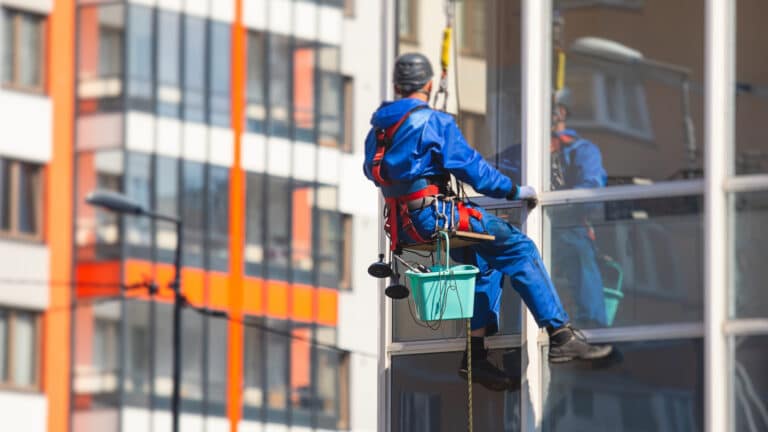 Промышленные альпинисты показали плачевное состояние фасадов жилых домов в Астане