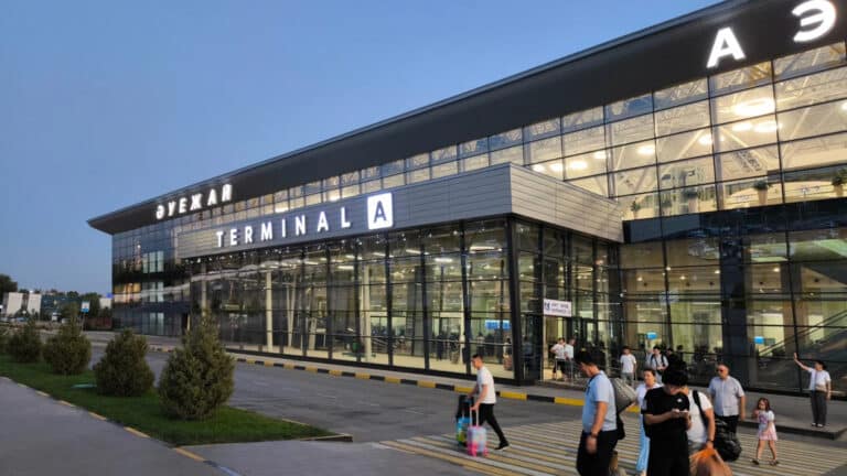 Парковка аэропорта Шымкента стоит 10 тысяч тенге в час