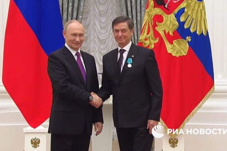 Путин наградил астанинского актера Сергея Матвеева