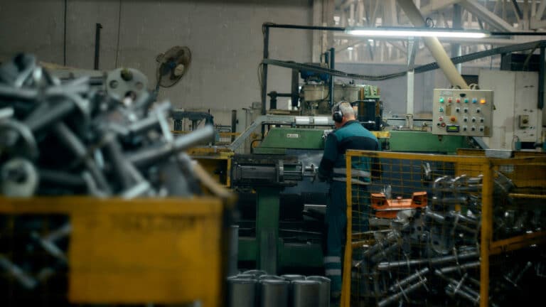 Объемы производства вновь сокращаются из-за проверок на границе с Россией