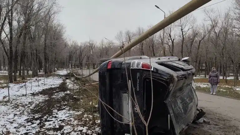 В Алматы водитель внедорожника оставил без газа сотни домов