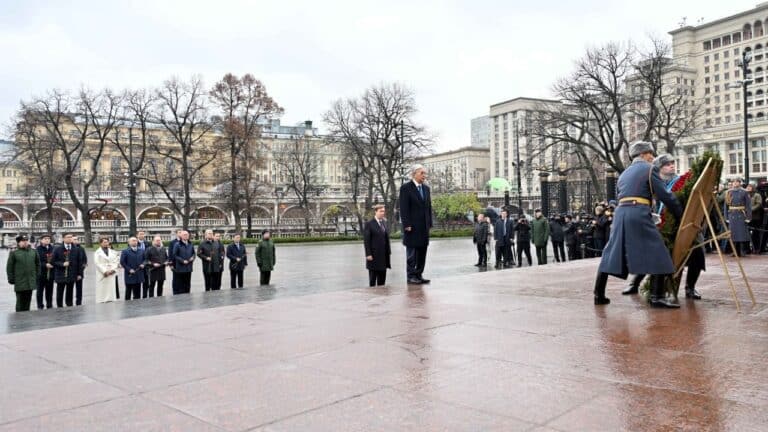 Тоқаев «Белгісіз жауынгер бейіті» ескерткіш мемориалына гүл шоғын қойды