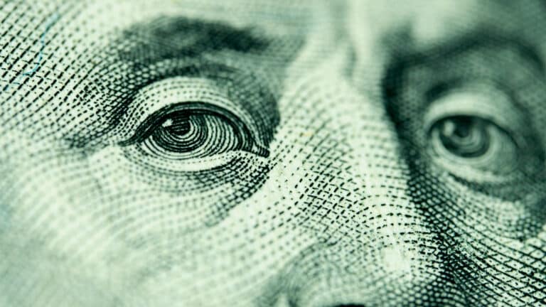 Казахстанцы стали реже покупать доллары – продажи упали до минимума 2018 года