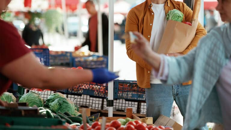 Вице-министр рассказал, где он дешевле покупает продукты в Астане