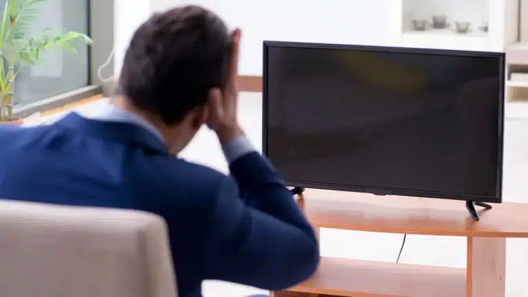 Әнші-блогердің телеарнада бағдарлама жүргізгеніне қарсымын – депутат