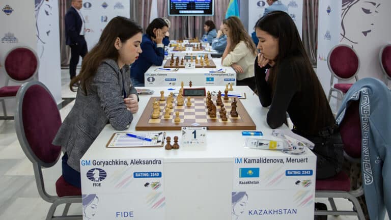 Казахстанские шахматистки с победы и поражения начали командный ЧМ