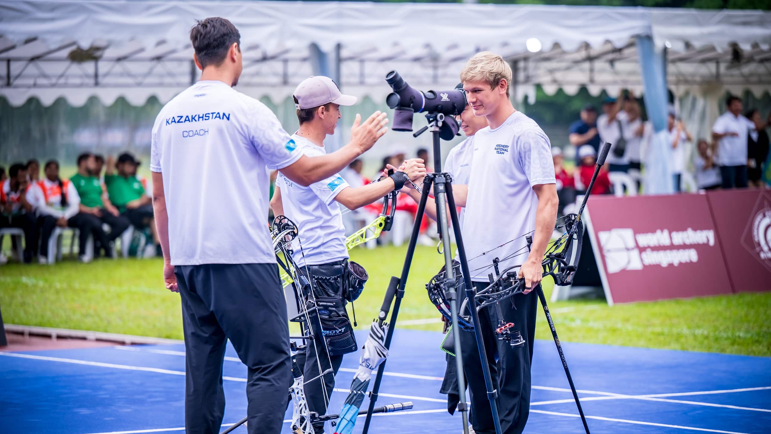 Мужская сборная Казахстана в стрельбе из блочного лука в составе Дилмухамета Мусы, Бунеда Мирзаметова и Андрея Тютюна выиграла золото чемпионата Азии в Бангладеше