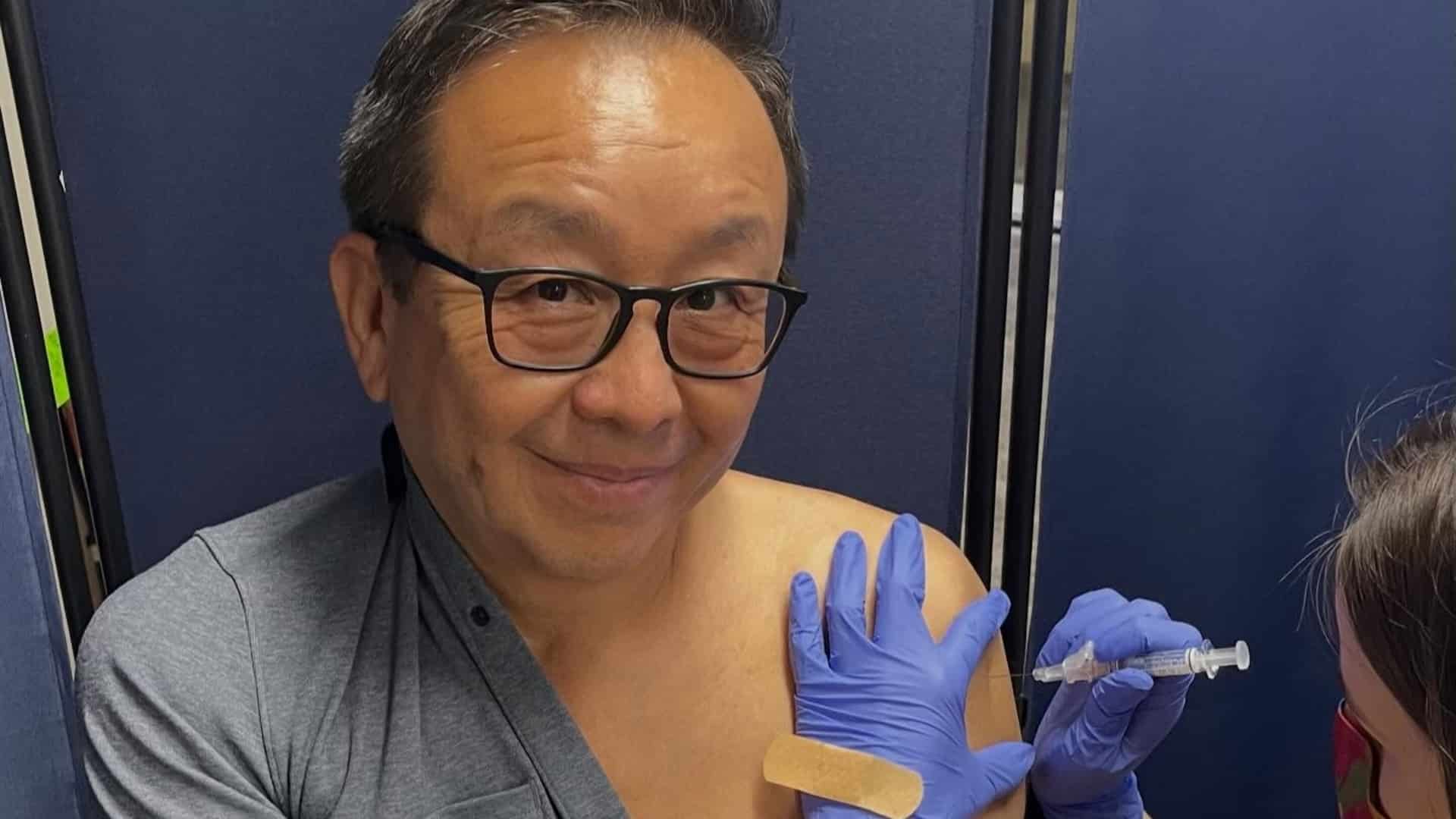 Америкалық дәрігер ғалым Алмас Шарман егу вакцина