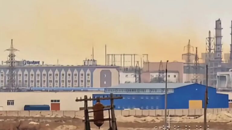 ҚазАзоттан шыққан химиялық сары түтін Ақтау аспанын торлады