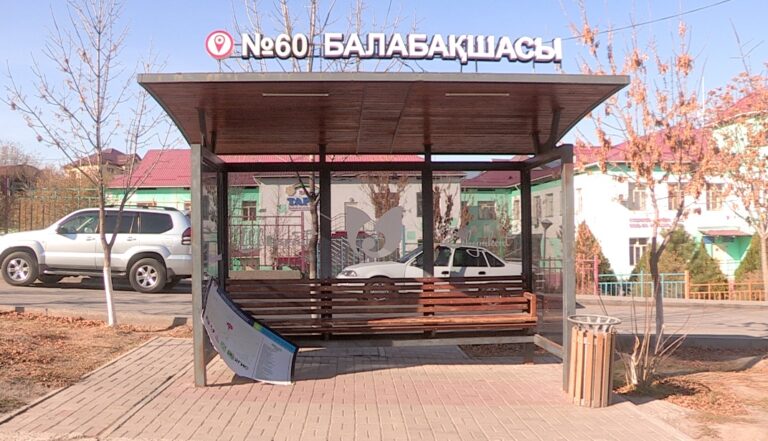 Шымкенттегі бассыздық: біреу аялдамаларды бүлдіріп, жарықшамдарды үзіп кетіп жүр