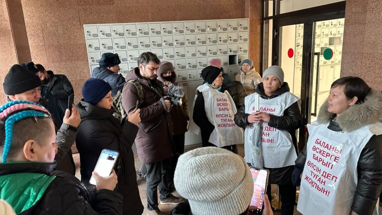 Әскерде қаза болған сарбаздардың аналары Астанада митингіге шықты