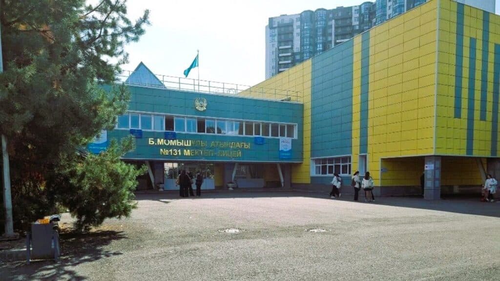 Алматы қаласындағы қазақ мектебіне оқушы сыймай жатыр