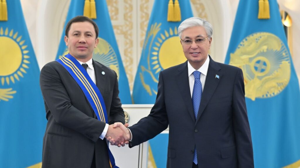 Геннадий Головкин еңбегін жоғары бағалағаны, сенім артып, қолдау көрсеткені үшін Президент Қасым-Жомарт Тоқаевқа алғыс айтты / фото: Ақорда