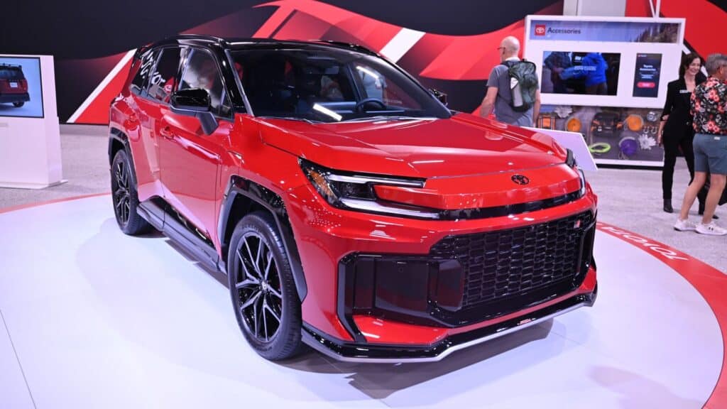 Обновленный Toyota RAV4 GR Sport показали на выставке SEMA 2025