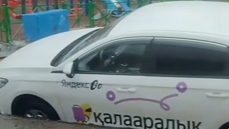 Шымкентте жол опырылып, бірнеше көлік зақымданды (видео)