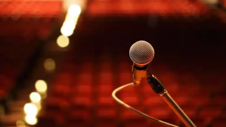 200 адамнан көп көрермен жиналған концерттерде фонограммаға тыйым салынады