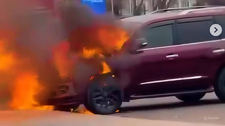 Таразда әкімдік ғимаратының алдында көлік өртенді (видео)