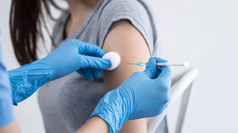 Онкологияның алдын алатын вакцина 350 мың теңге тұрады: кімдер салдырғаны жөн