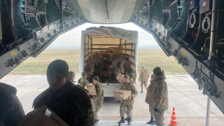 Казахстан отправил в Афганистан врачей и лекарства после землетрясения