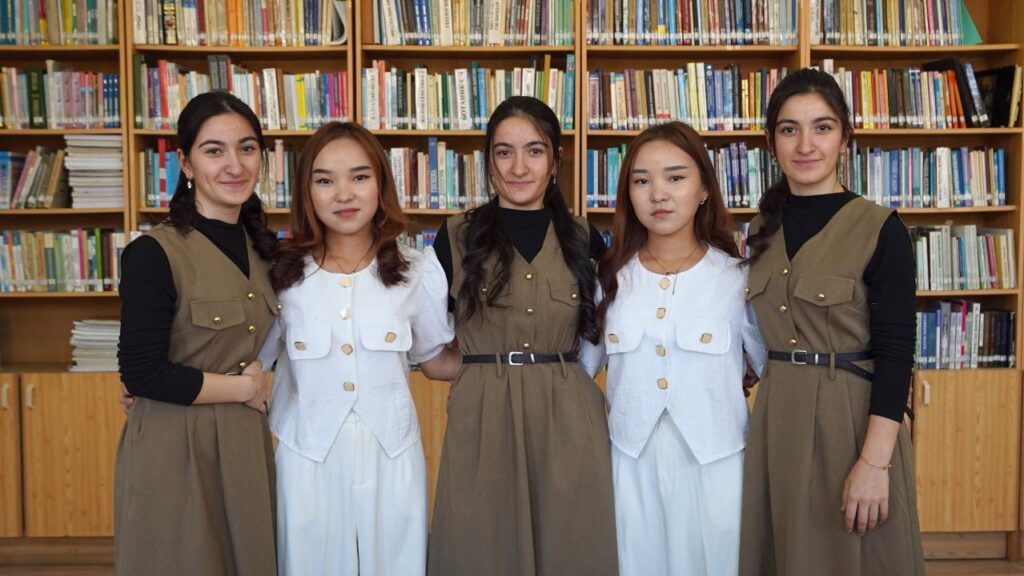 Әзербайжандық үшем мен қырғызстандық егіздер әртүрлі мамандықты игеріп жатыр / фото: Ғылым және жоғары білім министрлігінің баспасөз қызметі