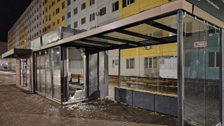 В Астане троих вандалов наказали за разбитую остановку