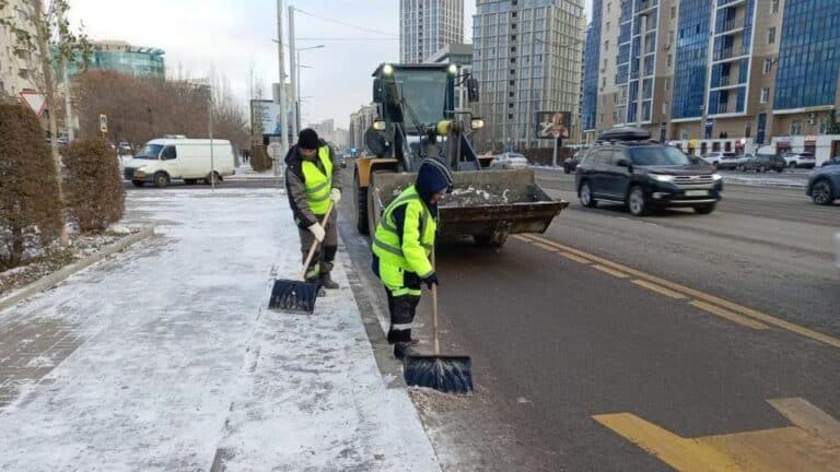 Из Астаны за два дня вывезли более трех тысяч кубометров снега