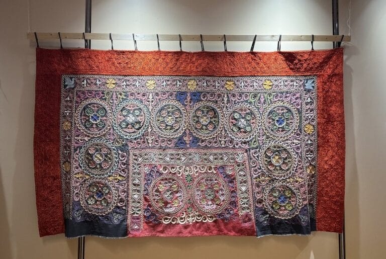 Почему казахский ковер тұскиіз должен оставаться незаконченным?