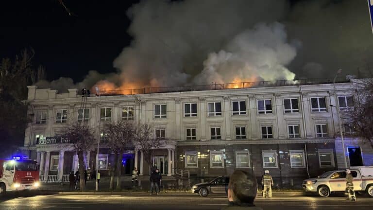 В старом центре Алматы горит крупное административное здание
