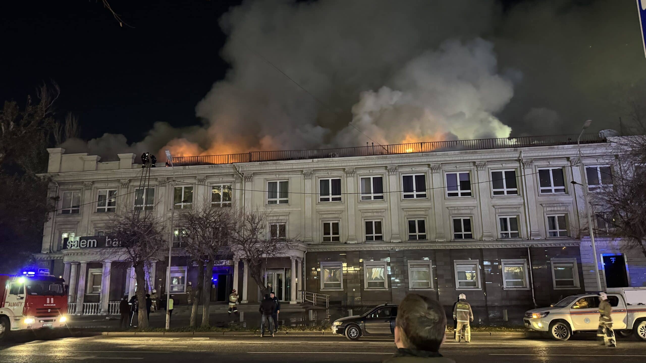 Здание в центре Алматы горит
