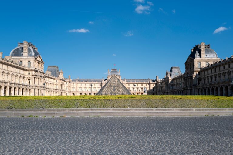 Полиция задержала еще двоих подозреваемых по делу о краже драгоценностей из Лувра