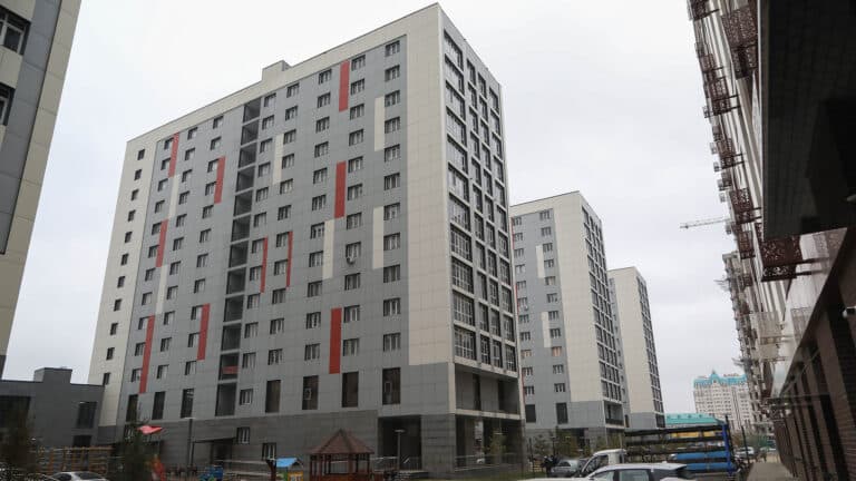 Долгострой в Астане парализует жизнь соседних ЖК