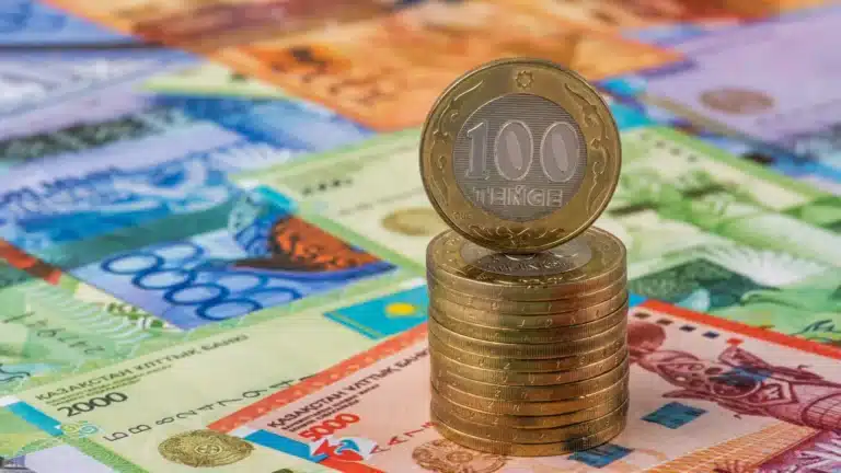 Экономист предупредил о риске резкого ослабления тенге