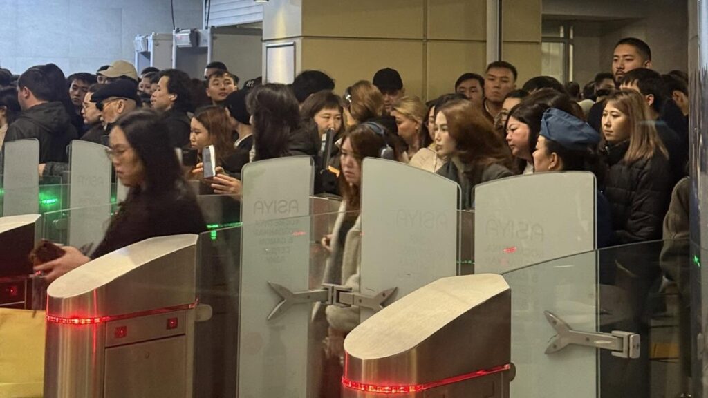 Алматыда «Оңай» істемей, жолаушылар метроға кіре алмай қалды