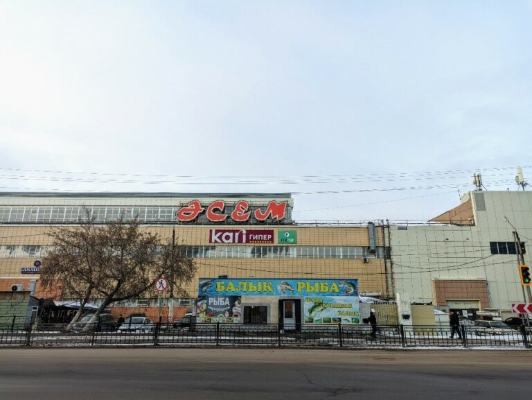 В Астане горит рынок 